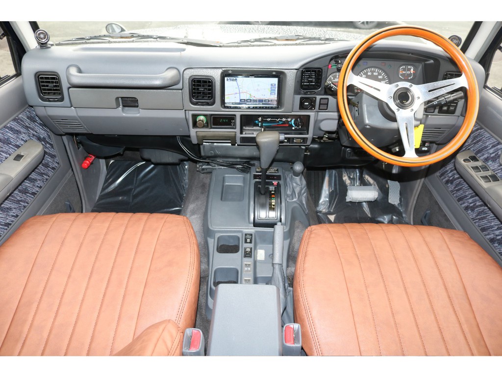 KENWOODナビ、ナルディハンドル付き。