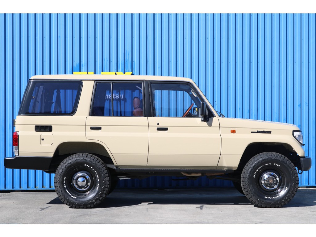 車高は２インチリフトＵＰしており、高さは200cm程になります。