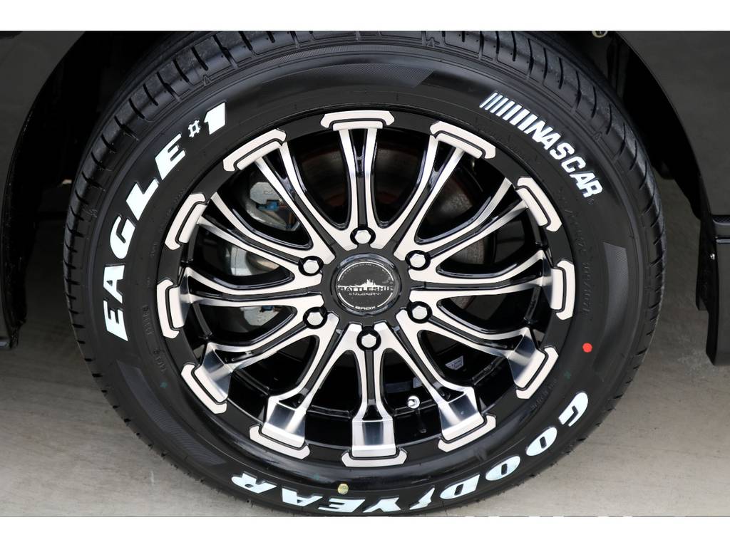 足元にはバトルシップ １７インチにナスカー ホワイトレタータイヤをチョイス！！