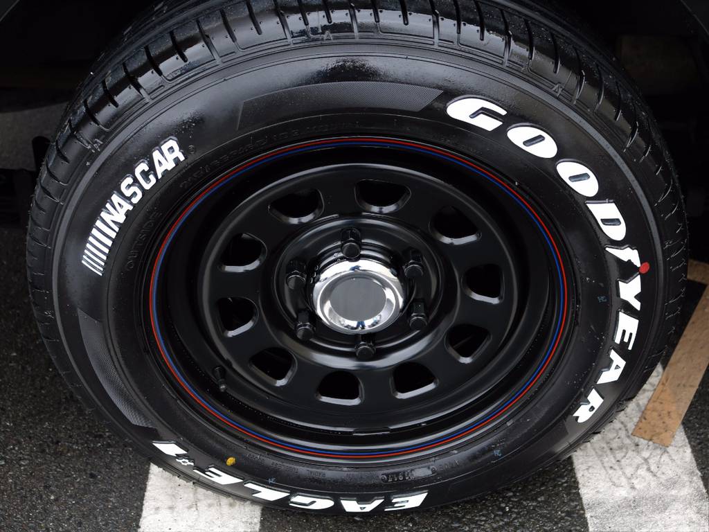 足元には新品でデイトナブラック16インチにナスカーホワイトレタータイヤをチョイス！！