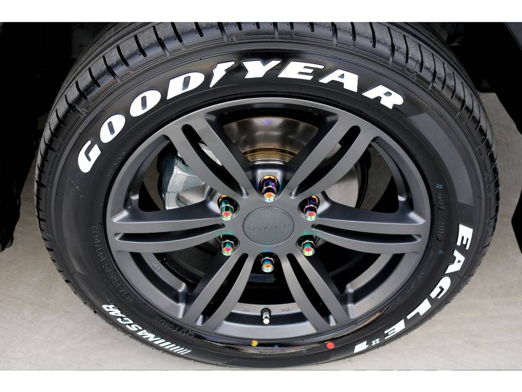足元には４１５ＣＯＢＲＡ バッドラッカーＭＢ １７インチにナスカー ホワイトレタータイヤをチョイス！！