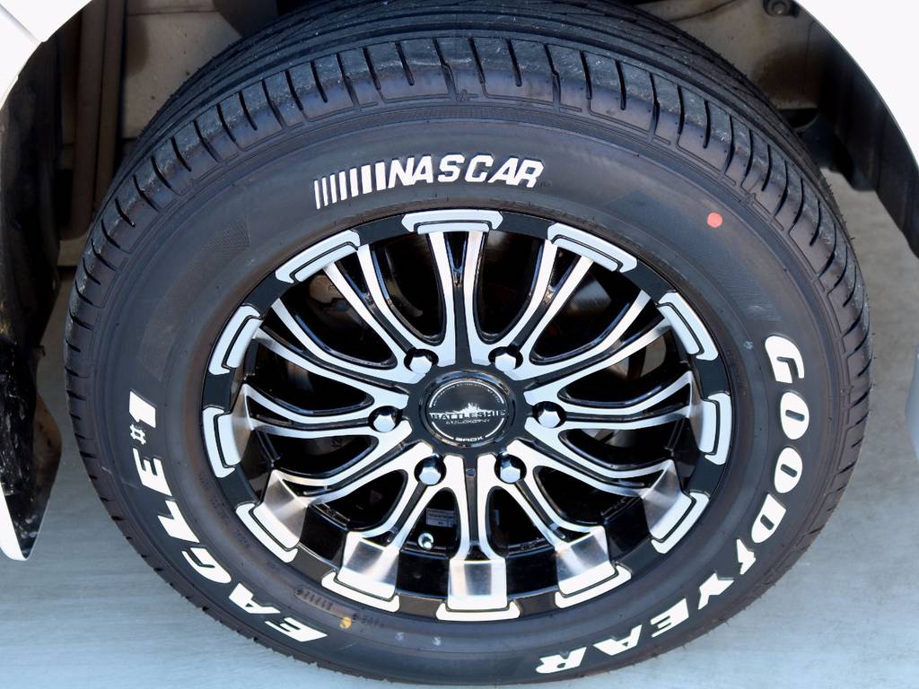 足元にはロクサーニ バトルシップ １６インチアルミにナスカー ホワイトレタータイヤをチョイス！！