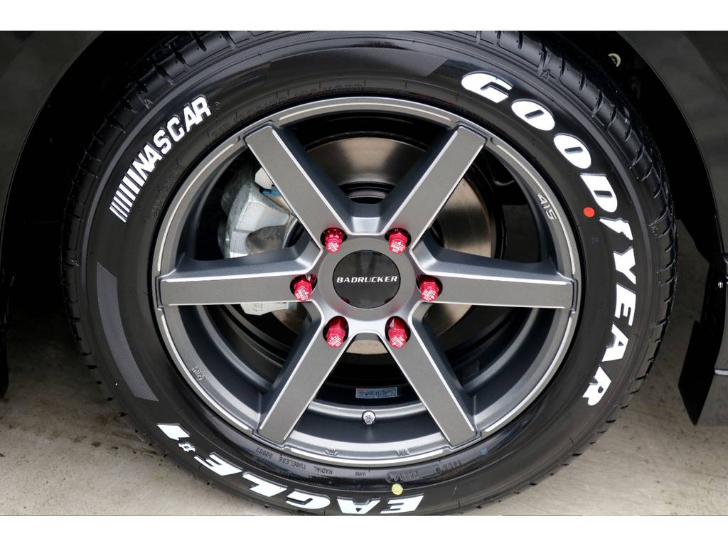 足元には４１５ＣＯＢＲＡ ＳＤ-６ １７インチアルミにナスカーホワイトレタータイヤをチョイス！！さらにＦＬＥＸオリジナル エンハンスナット！！