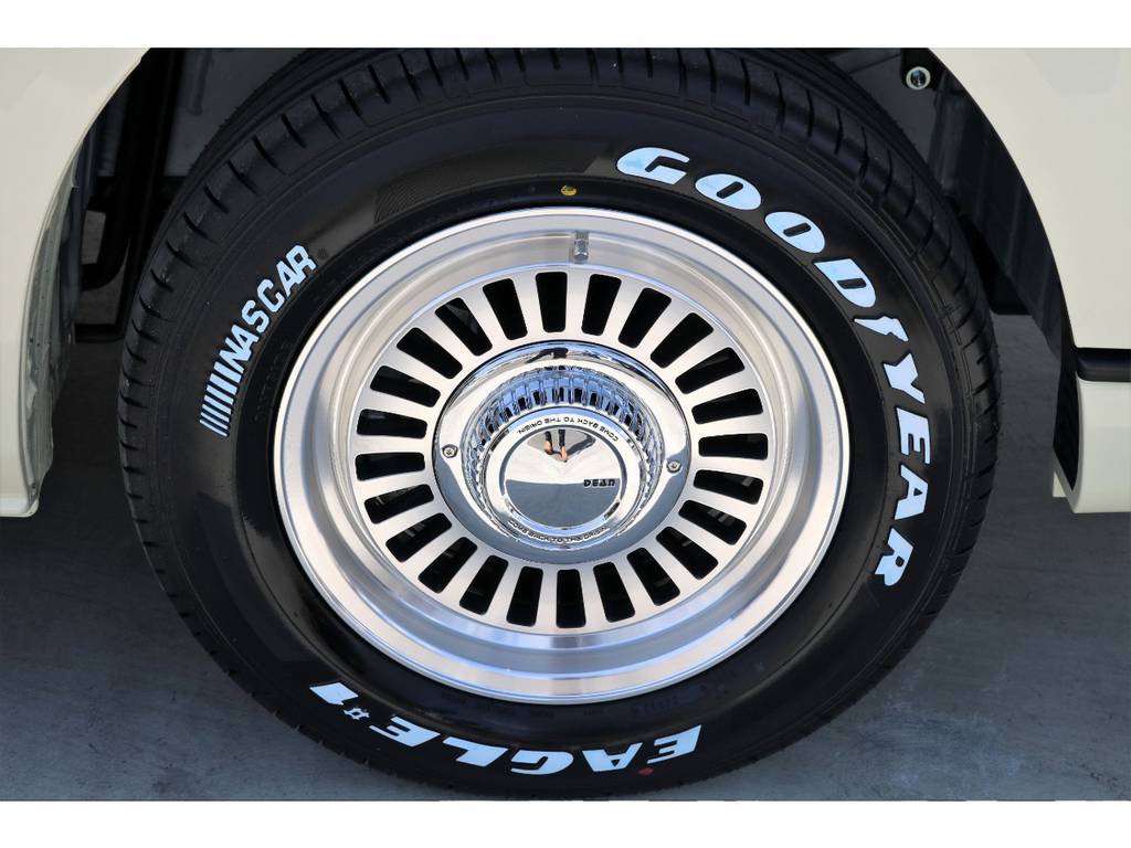 足元にはＤＥＡＮ ＣＡＬＩＦＯＲＮＩＡ １６インチアルミにナスカー ホワイトレタータイヤをチョイス！！