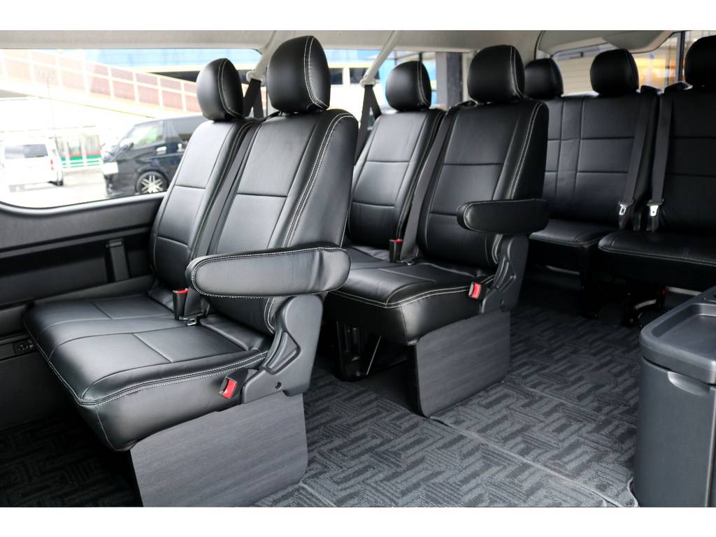 ２、３列目にはフットパネルを装着で高級感を演出！！