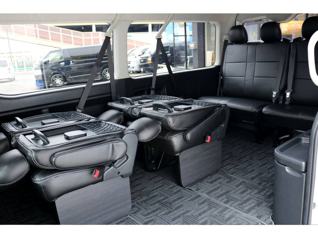 助手席、２、３列目はリクライニング加工済！！