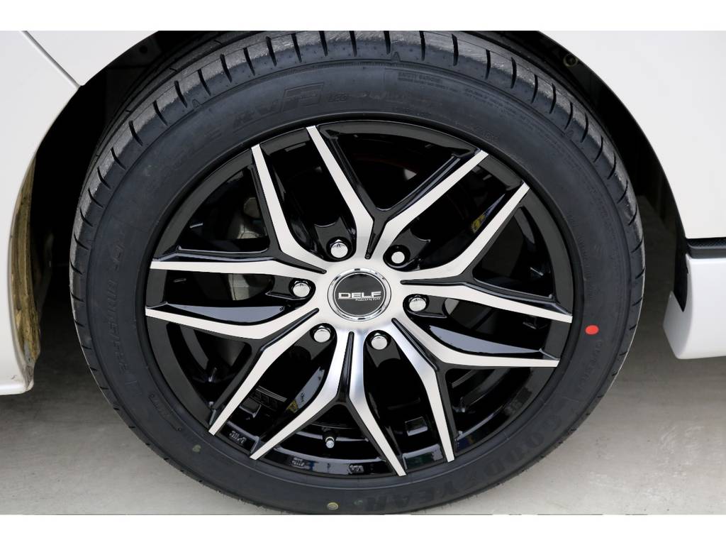 足元にはＦＬＥＸオリジナル ＤＥＬＦ０１ １８インチアルミをチョイス！！