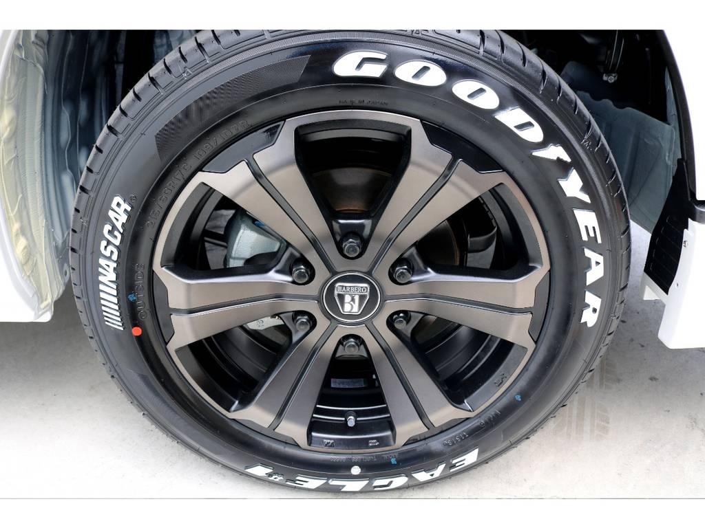 足元にはＦＬＥＸオリジナルカラー バルベロＵＧ １７インチにナスカー ホワイトレタータイヤをチョイス！！