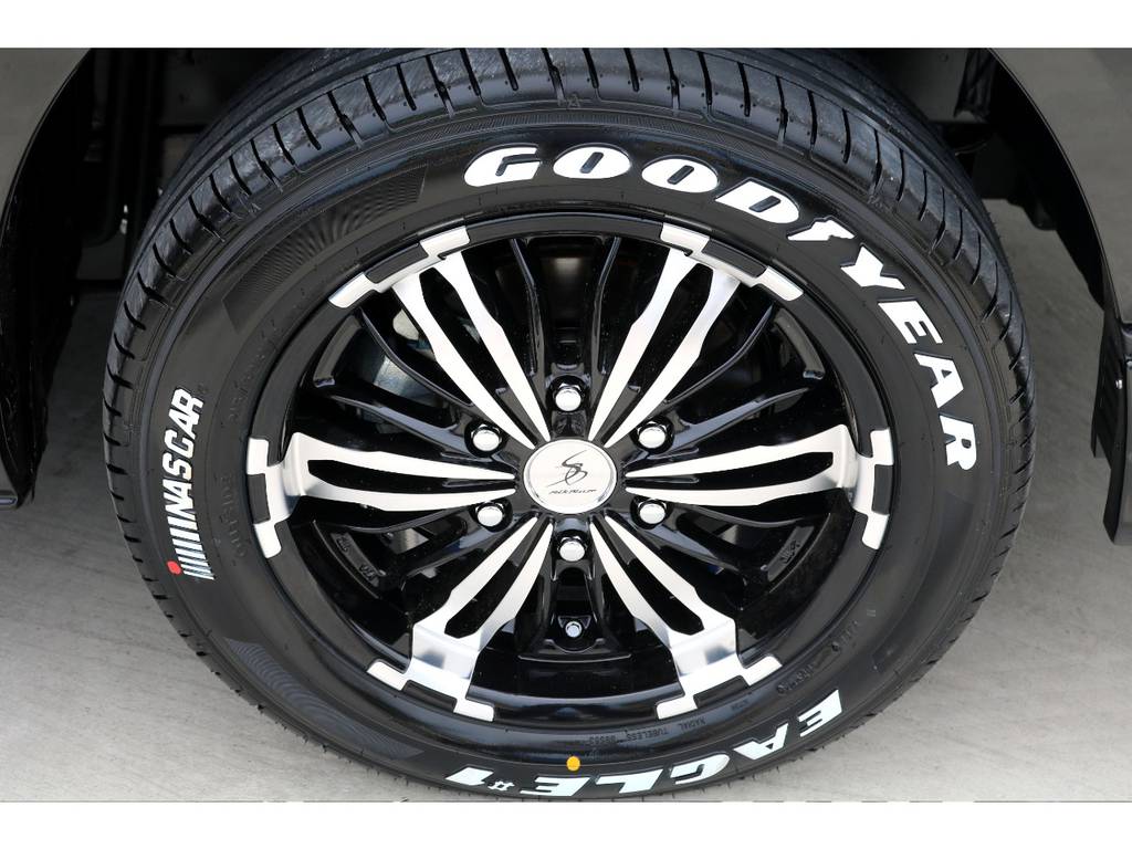 足元にはシルクブレイズ ジュネス グランブレード １７インチにナスカー ホワイトレタータイヤをチョイス！！