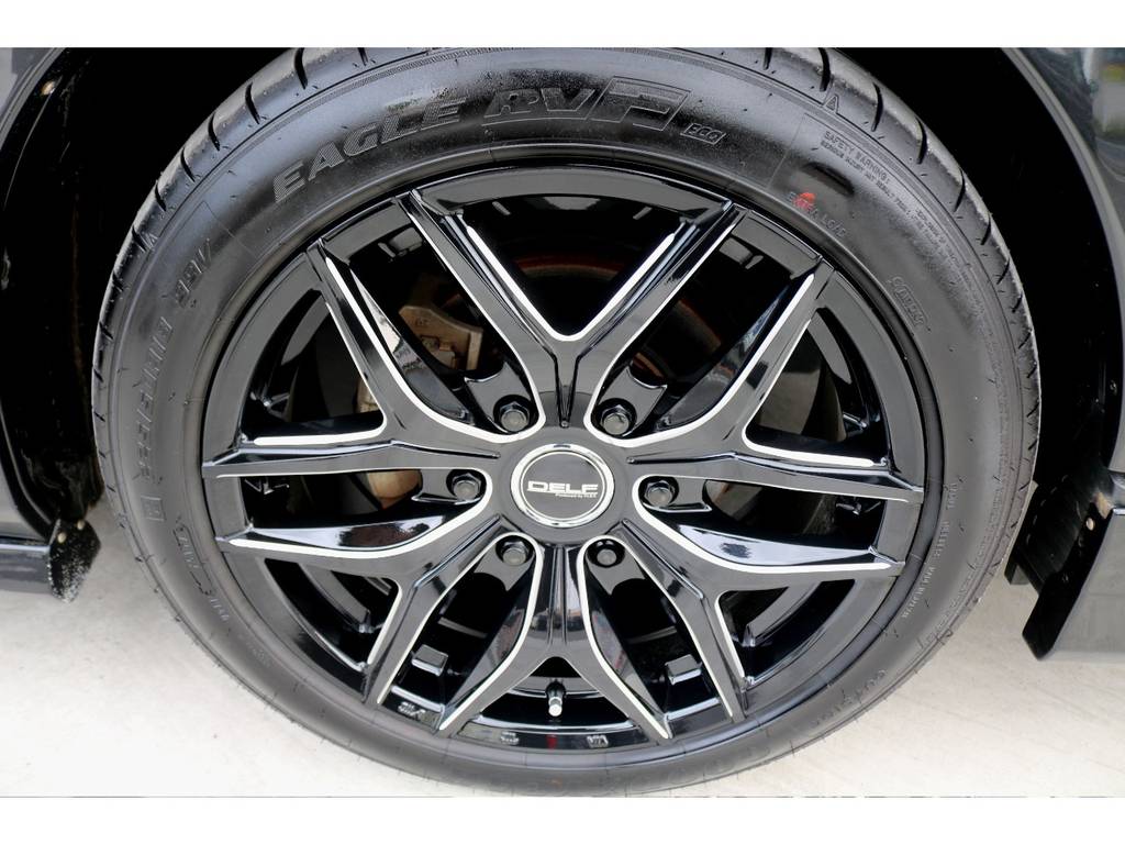 足元にはＦＬＥＸオリジナル ＤＥＬＦ０１ １８インチアルミをチョイス！！