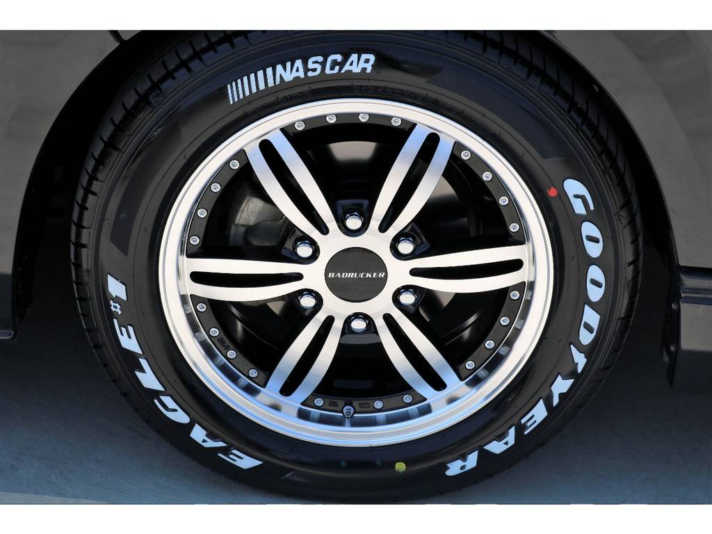 足元には４１５ＣＯＢＲＡ バッドラッカー １７インチアルミにナスカー ホワイトレタータイヤをチョイス！！