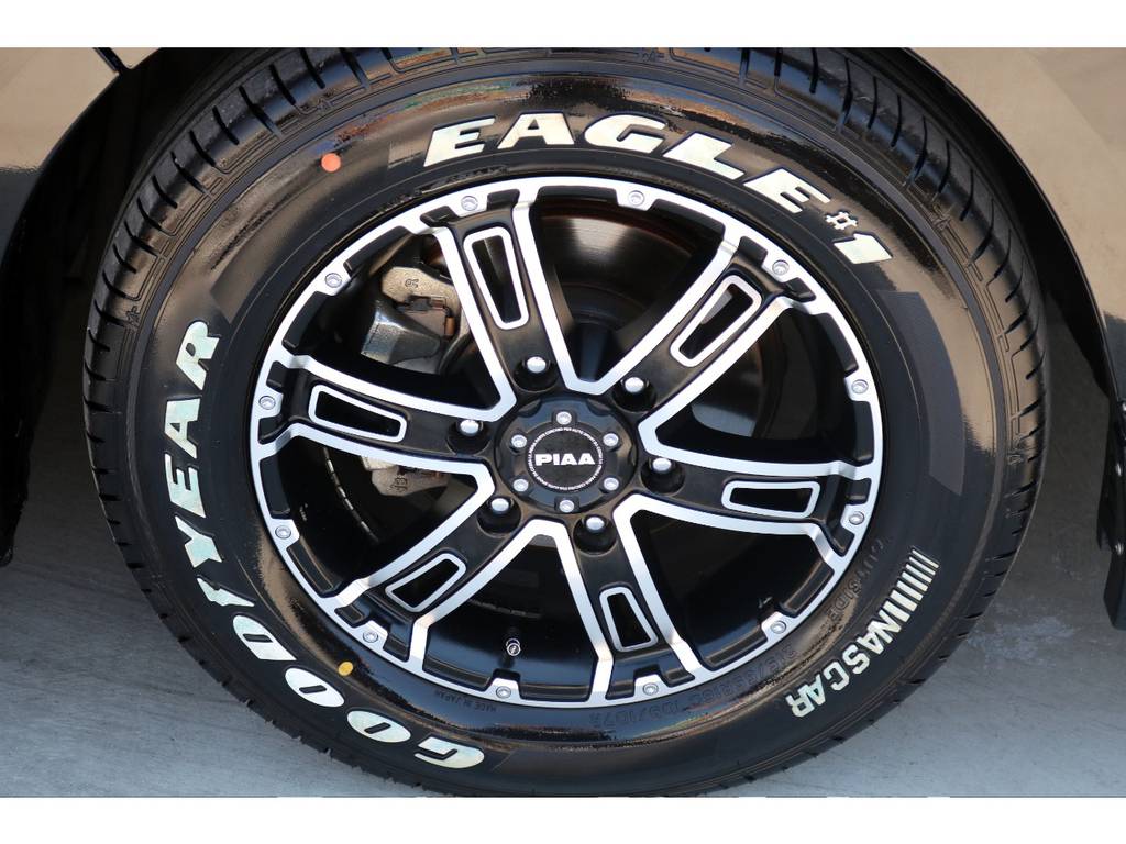 足元にはＰＩＡＡ ロックスピード １６インチアルミにナスカー ホワイトレタータイヤをチョイス！！