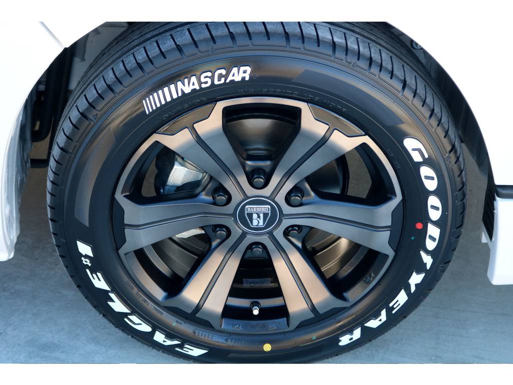 足元にはバルベロＵＧ １７インチアルミにナスカー ホワイトレタータイヤをチョイス！！
