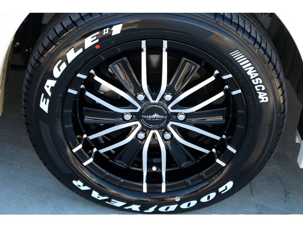 足元にはバトルシップ １７インチにナスカーホワイトレタータイヤをチョイス！！