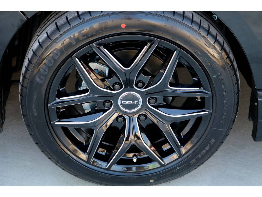 足元にはＦＬＥＸオリジナル ＤＥＬＦ０１ １８インチアルミをチョイス！！