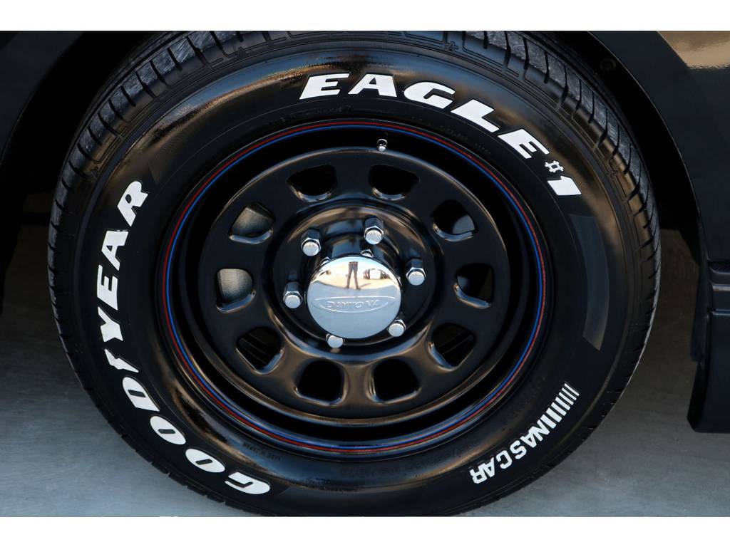 足元にはデイトナブラック １６インチにナスカー ホワイトレタータイヤをチョイス！！