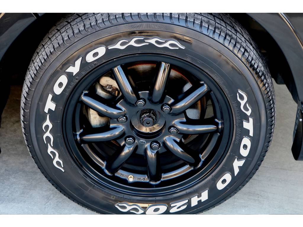 足元にはファブレス ＭＣ-９ １６インチにＴＯＹＯ Ｈ２０タイヤをチョイス！！