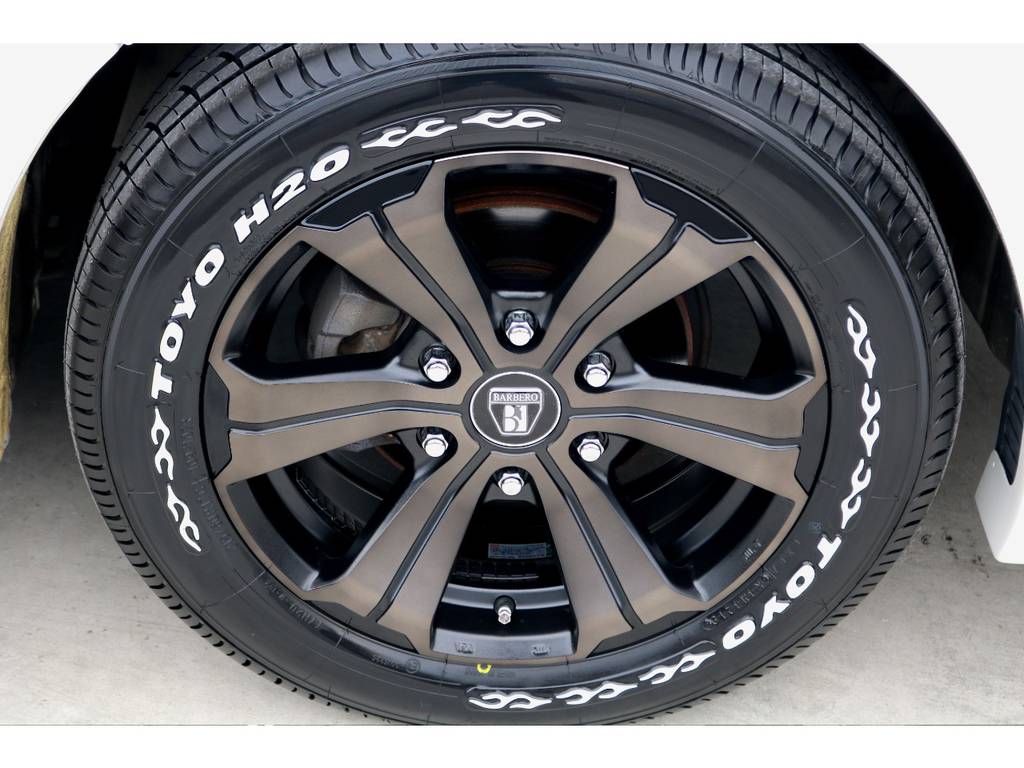 足元にはＦＬＥＸオリジナルカラー バルベロＵＧ １７インチアルミにＴＯＹＯ Ｈ２０タイヤをチョイス！！