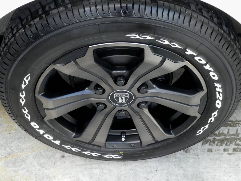 足元にはＦＬＥＸオリジナルカラー バルベロＵＧ１７インチアルミにＴＯＹＯ Ｈ２０タイヤをチョイス！！