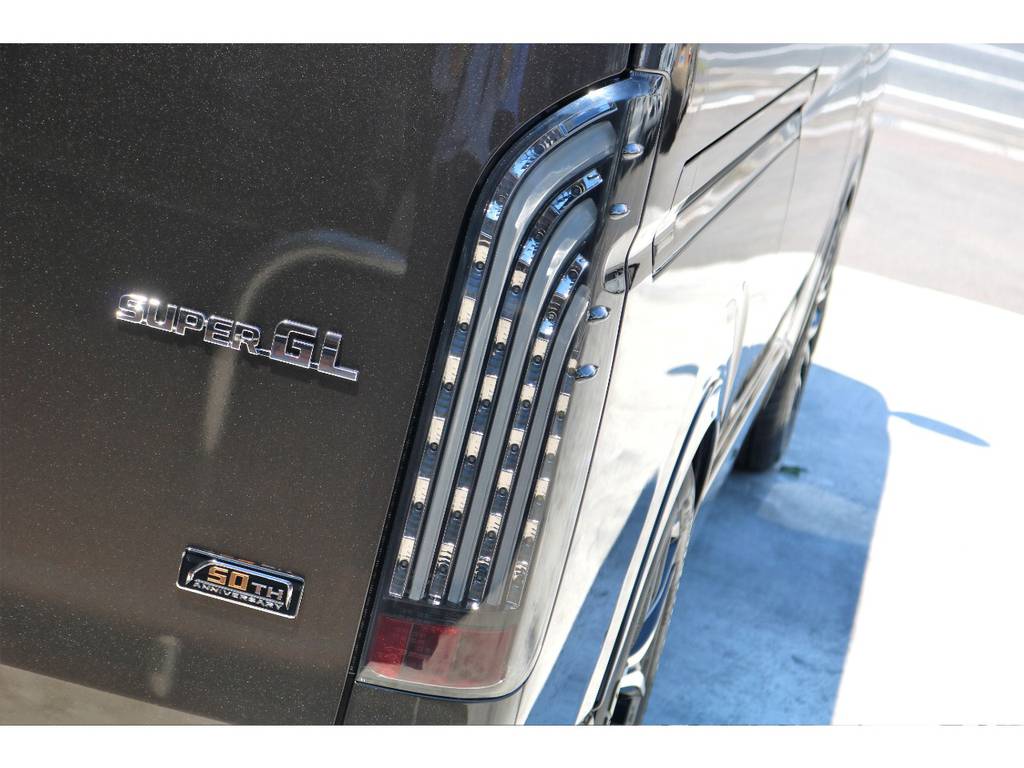 ＦＬＥＸオリジナル 煌きブラックＬＥＤテールを装着！車体カラーとの雰囲気が合い、洗練されたリアビューを演出します♪