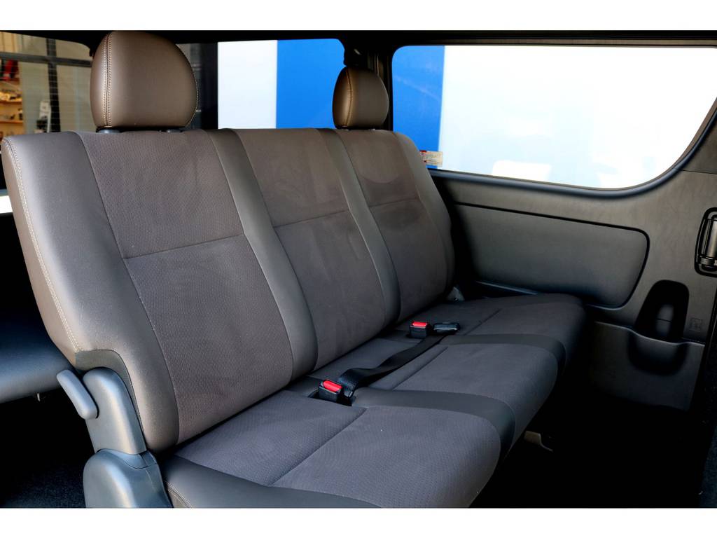 セカンドシートも専用ハーフレザーシートで制作されています♪３名でのご乗車も楽々の広さございます♪