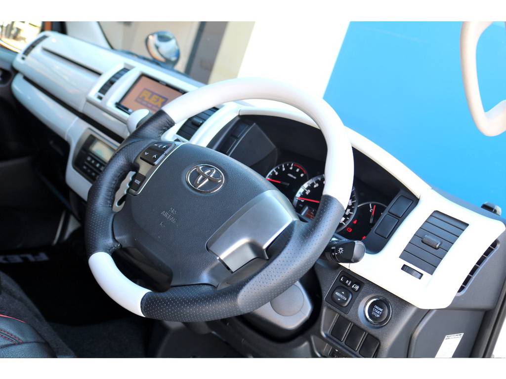 ハイエースの運転席は見晴らしが良く、ご安全にお乗りいただけます♪