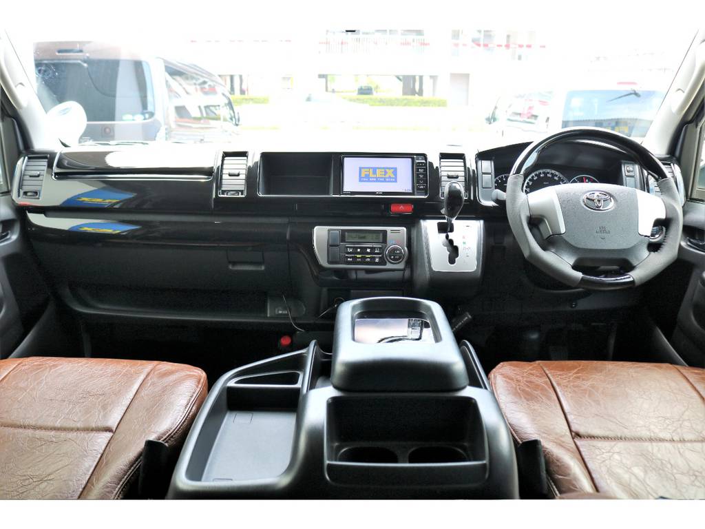 インテリアパネル＋コンビステアリング＋シフトノブがお取付済み！高級感のある運転席です！