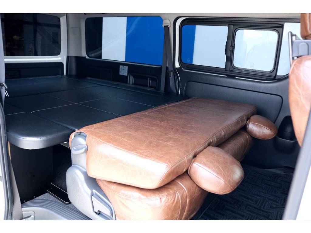 セカンドシートは折りたたむ事が出来るので、車中泊やキャンプの際は大活躍間違いありません！