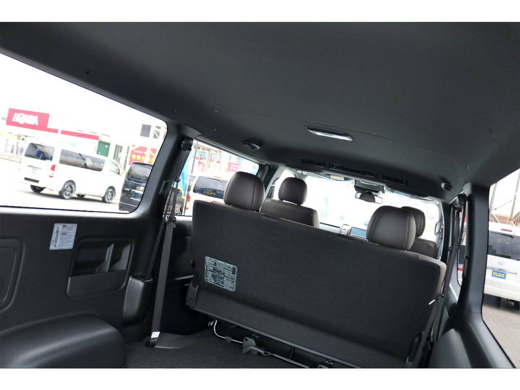 記念モデルは天張りもブラックに統一され、高級感の漂う車内です♪