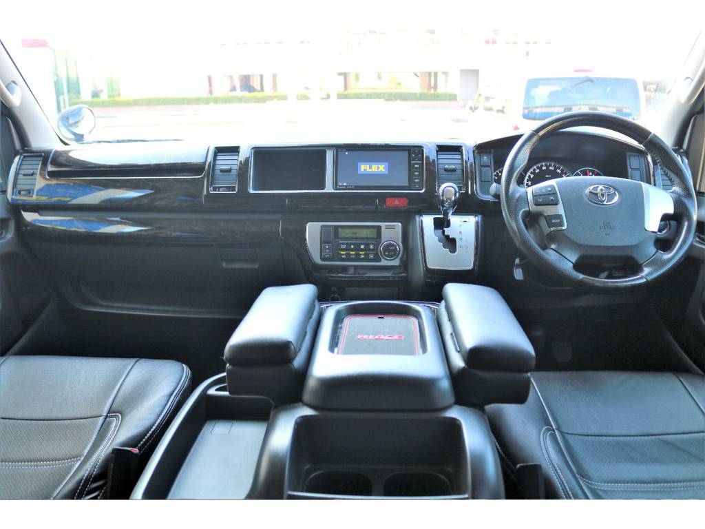 コンビステアリング・シフトノブ＋インテリアパネルが装着済。高級感の漂う運転席周りです♪
