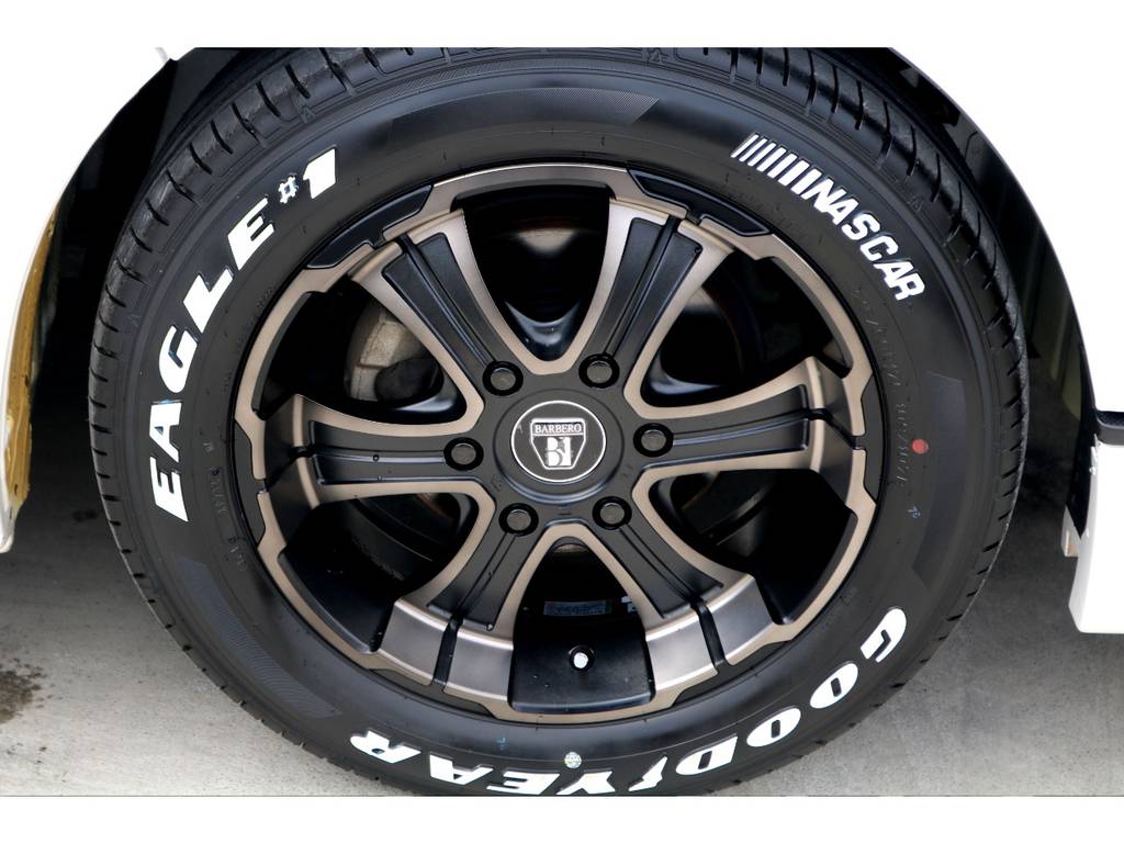 ナスカー ホワイトレタータイヤでアクセントを追加！カッコ良さと実用性を含め、豪華なセットです♪