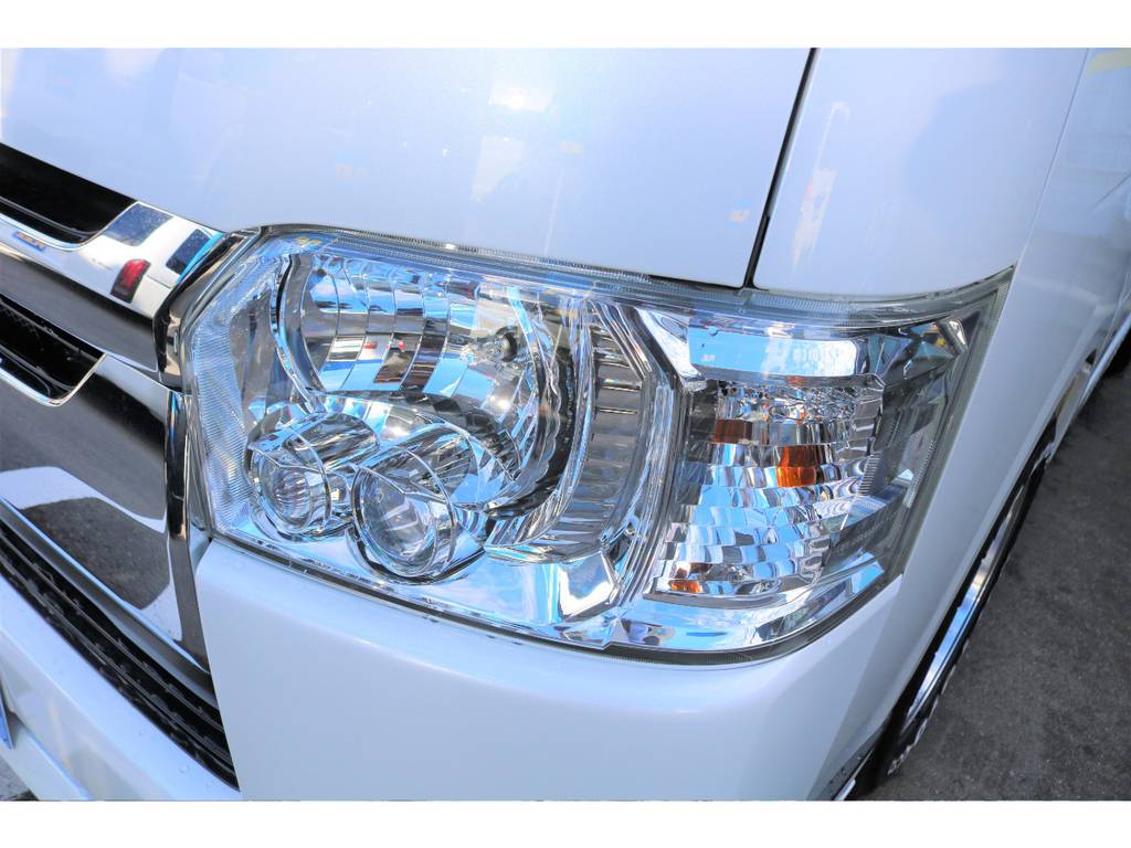 メーカオプションのＬＥＤヘッドライトです！プロジェクター式の投光器が夜間を照らしあげます！