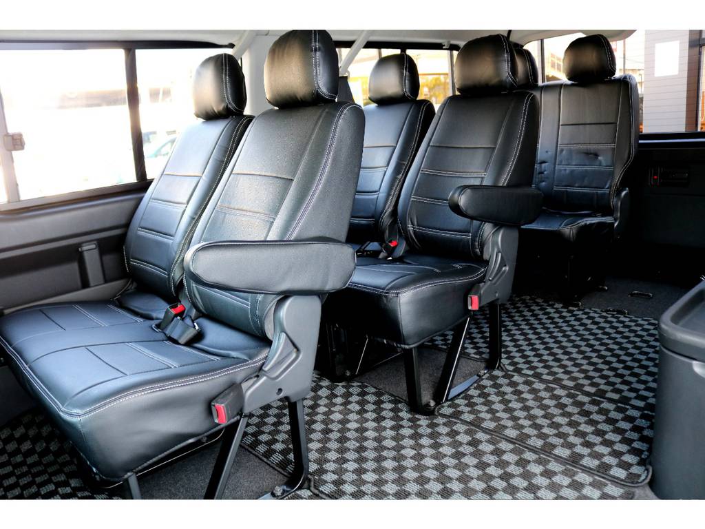 １0名乗車が可能でウォークスルー付き。ハイエースならではの広さです。