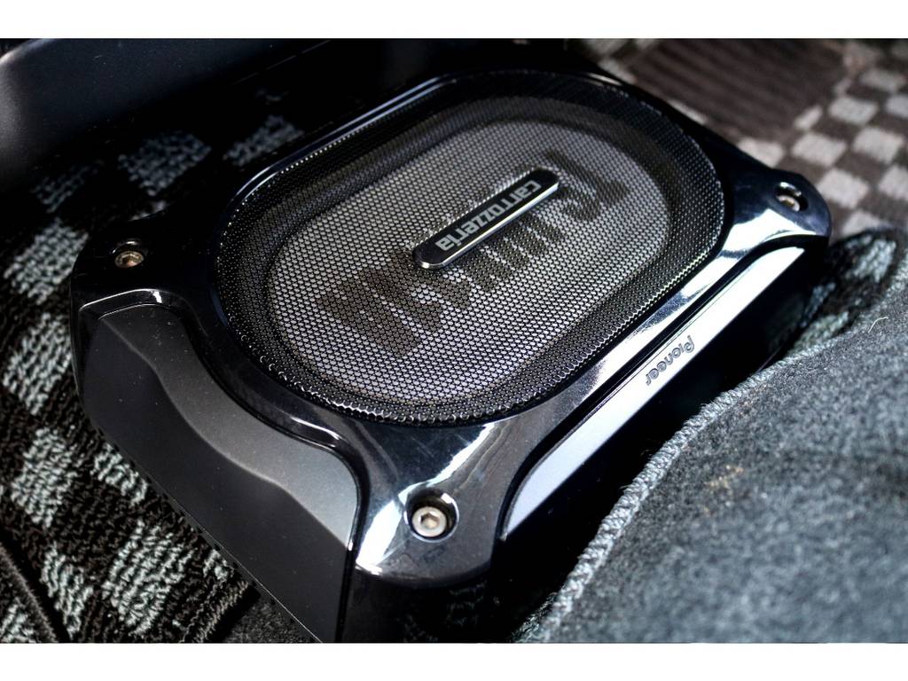 サブウーハー付きです！大勢でノリノリのドライブをお楽しみ頂けます！