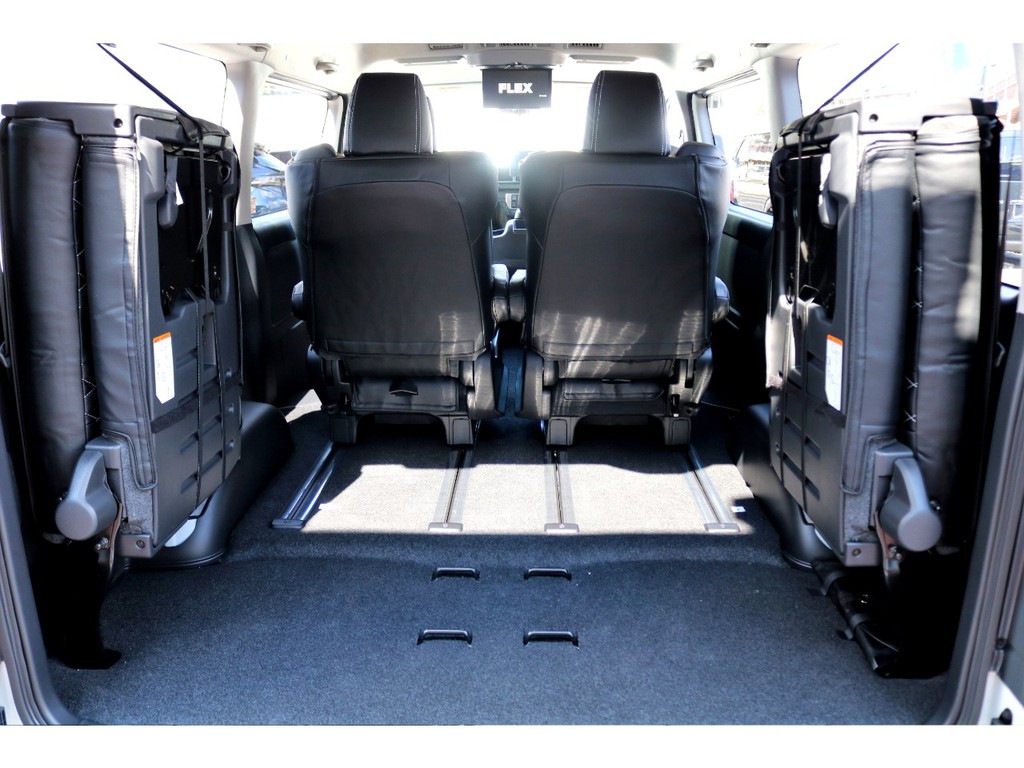 最後席を跳ね上げれば荷物もたくさん積めます！！