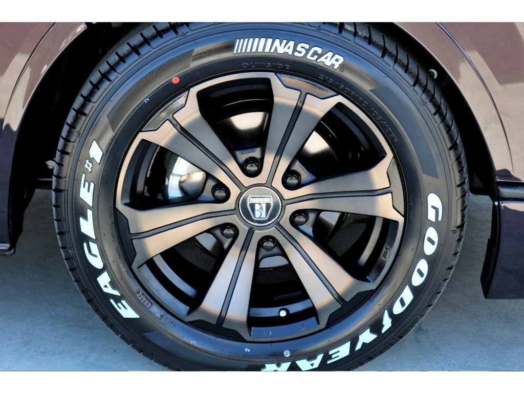 足元にはＦＬＥＸオリジナルカラー バルベロＵＧ １７インチアルミにナスカー ホワイトレタータイヤをチョイス！！