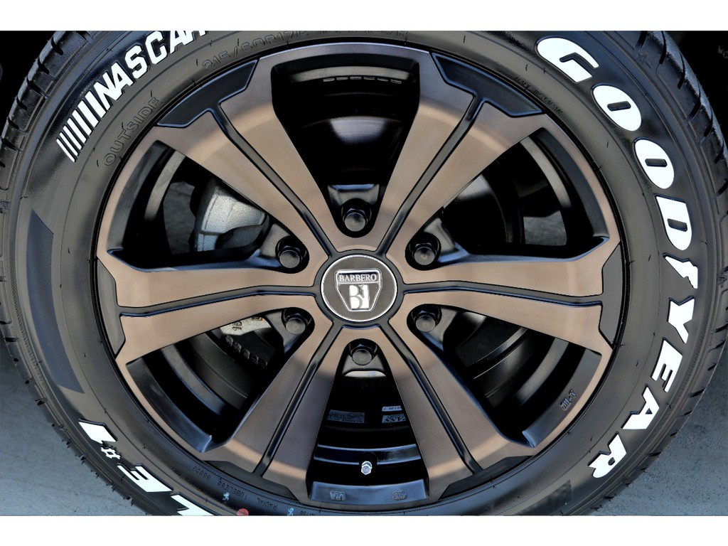 足元にはＦＬＥＸオリジナル バルベロＵＧ １７インチアルミにナスカー ホワイトレタータイヤをチョイス！！