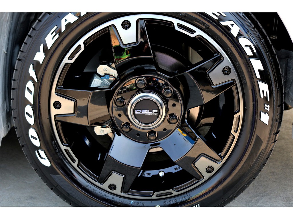 足元にはＦＬＥＸオリジナル ＤＥＬＦ０３ １７インチアルミにナスカー ホワイトレタータイヤをチョイス！！