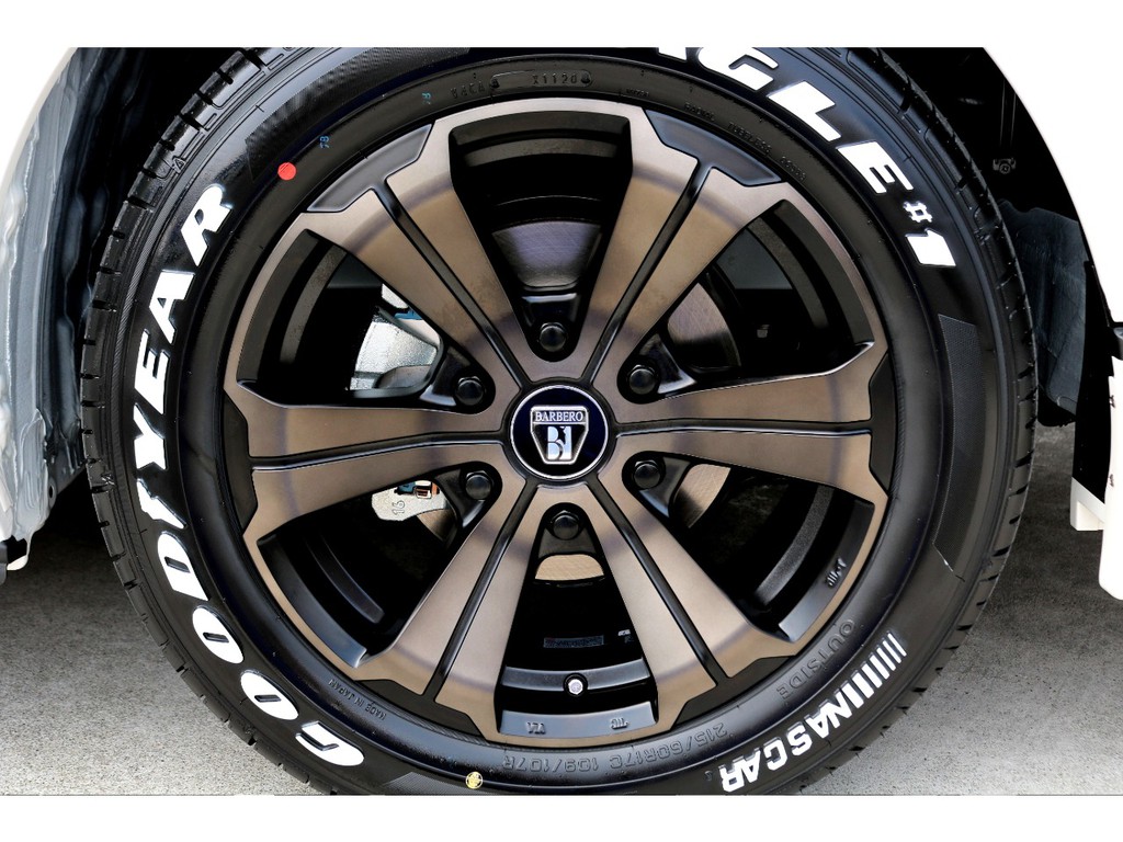 足元にはＦＬＥＸオリジナルカラー バルベロＵＧ １７インチアルミにナスカー ホワイトレタータイヤをチョイス！！