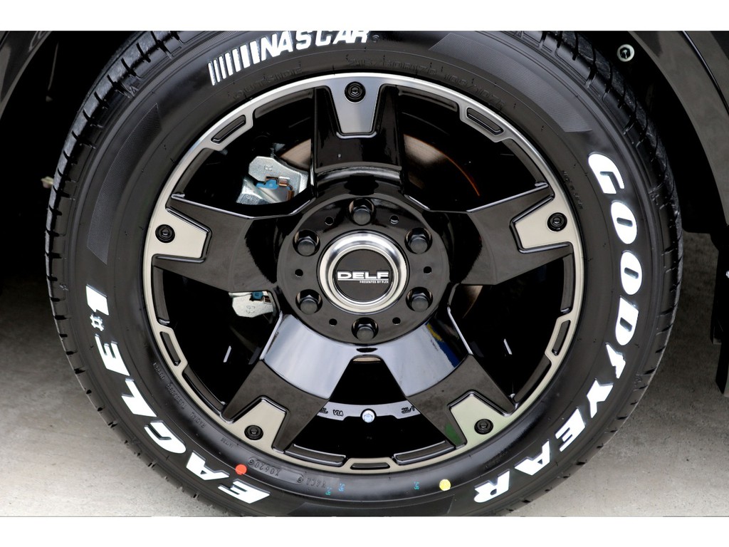 足元にはＦＬＥＸオリジナル ＤＥＬＦ０３ １７インチアルミにナスカー ホワイトレタータイヤをチョイス！！