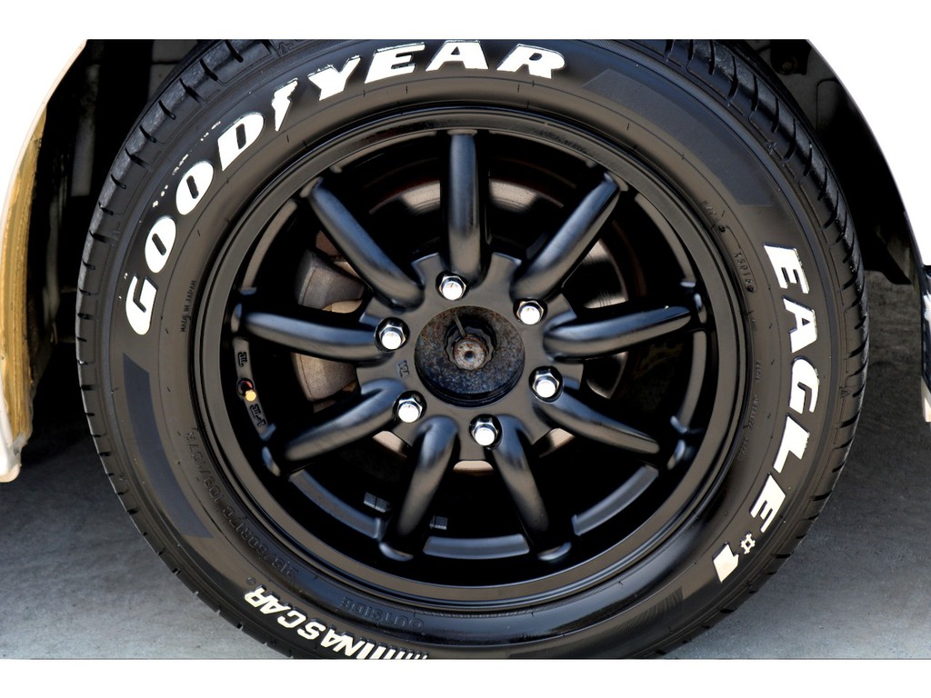 足元にはＭＣ-９ １７インチアルミにナスカー ホワイトレタータイヤをチョイス！！