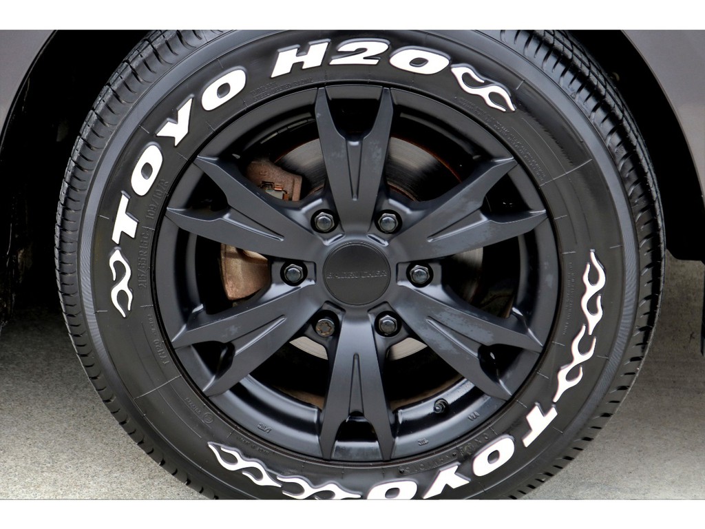 足元にはバッドラッカー １６インチアルミにＴＯＹＯ Ｈ２０タイヤをチョイス！！