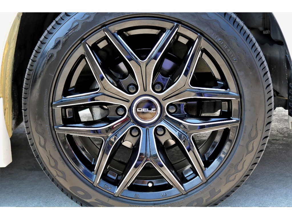 足元にはＦＬＥＸオリジナル ＤＥＬＦ０１ １８インチアルイにＴＯＹＯ Ｈ２０タイヤをチョイス！！