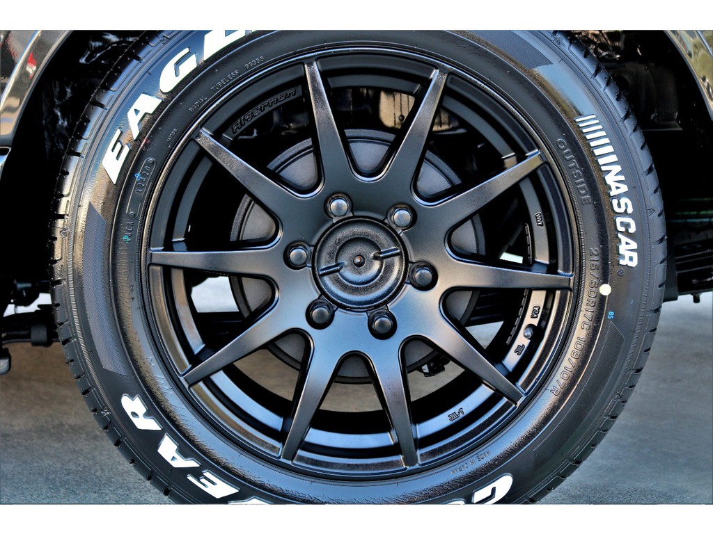 足元にはフェニーチェＸＣ１０ １７インチアルミホイールにホワイトレターナスカータイヤ！！