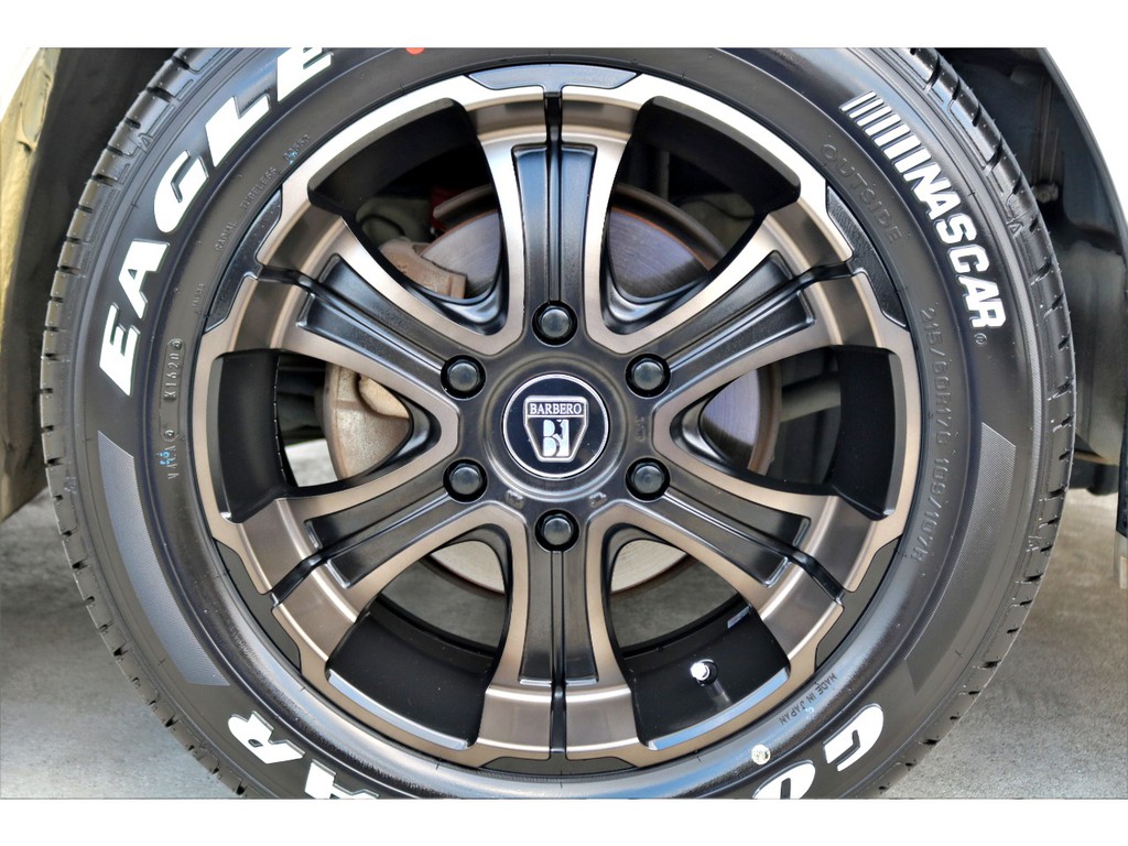 足元には、バルベロＷＤ 17インチ アルミにナスカーのホワイトレタータイヤをチョイス！！