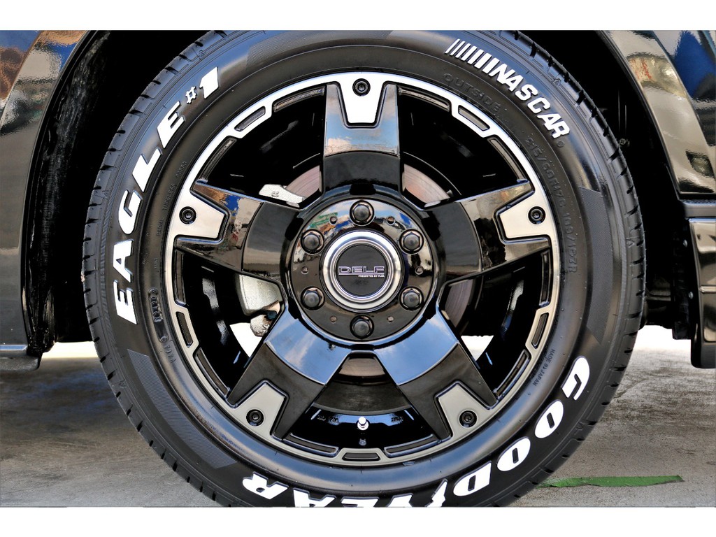 足元には、FLEXオリジナルDelf03 17インチアルミにナスカー ホワイトレタータイヤをチョイス！！