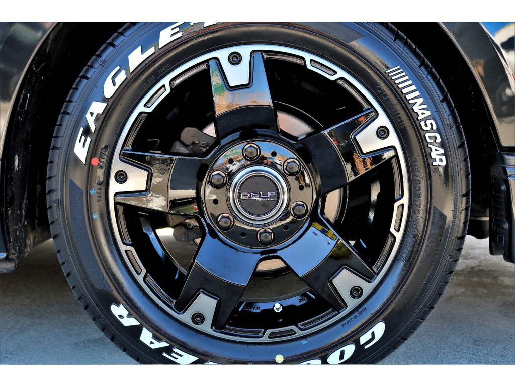 足元にはDelf03 17インチアルミにナスカーホワイトレタータイヤをチョイス！！