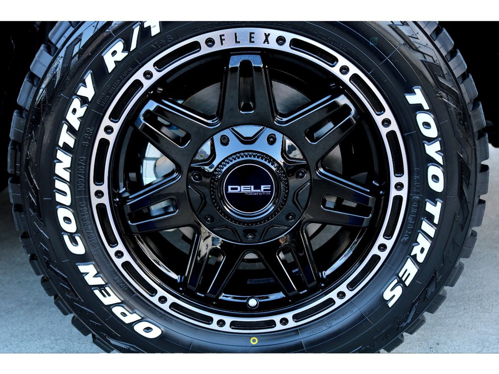 足元にはＦＬＥＸオリジナル ＤＥＬＦ０４ １６インチアルミにＴＯＹＯ オープンカントリーＲ/Ｔタイヤをチョイス！！