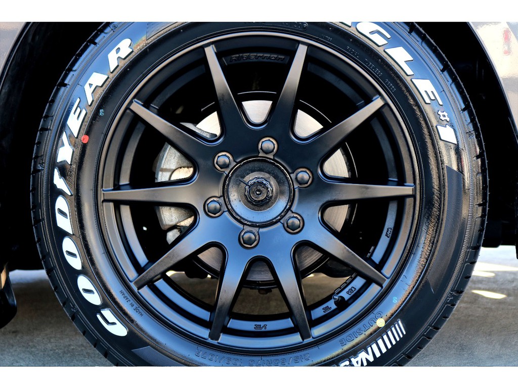 足元にはフェニーチェ ＸＣ１０ １７インチアルミにナスカー ホワイトレタータイヤをチョイス！！
