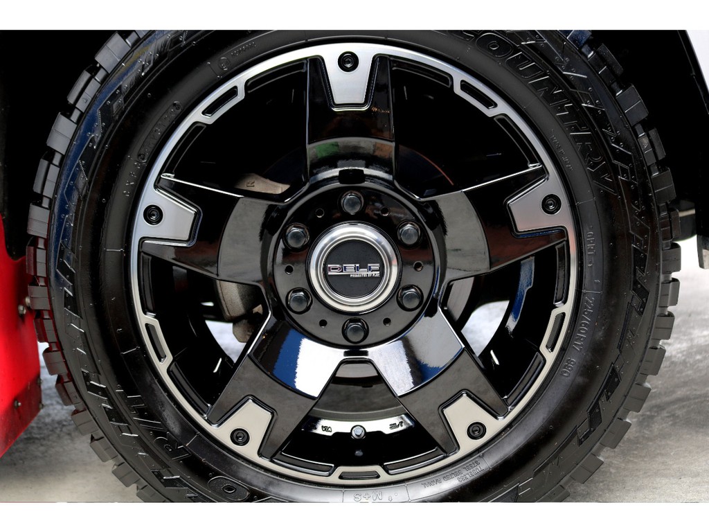 足元にはＦＬＥＸオリジナル ＤＥＬＦ０３ １７インチアルミにＴＯＹＯ オープンカントリー Ｒ/Ｔタイヤをチョイス！！